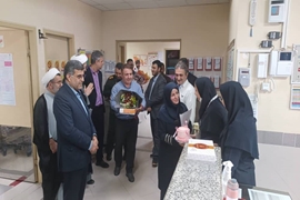 همزمان باولادت حضرت زینب(س) و روز پرستار دکتر محمد رضا شیری  از پرستاران بیمارستان کوثر  تقدیر کرد.